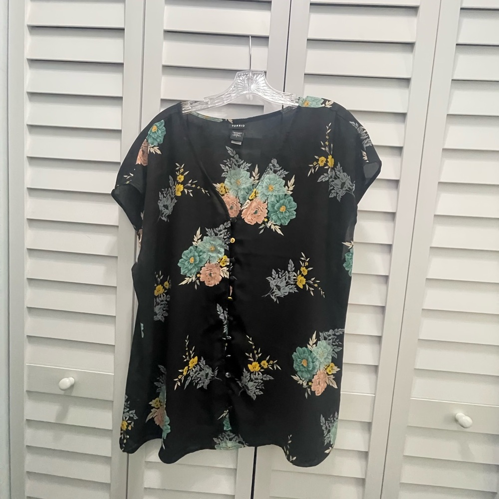 Torrid Women’s Floral Button-Front Blouse - Black with Teal & Peach Flowers